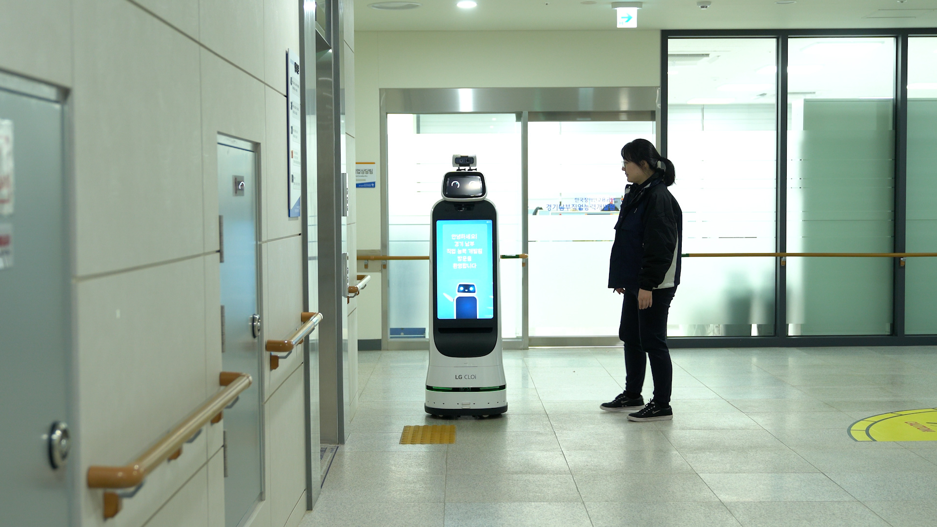 안내로봇, 엘리베이터 한계를 넘어서다.🦾ㅣ층간 연계 안내로봇 자동화 도입사례